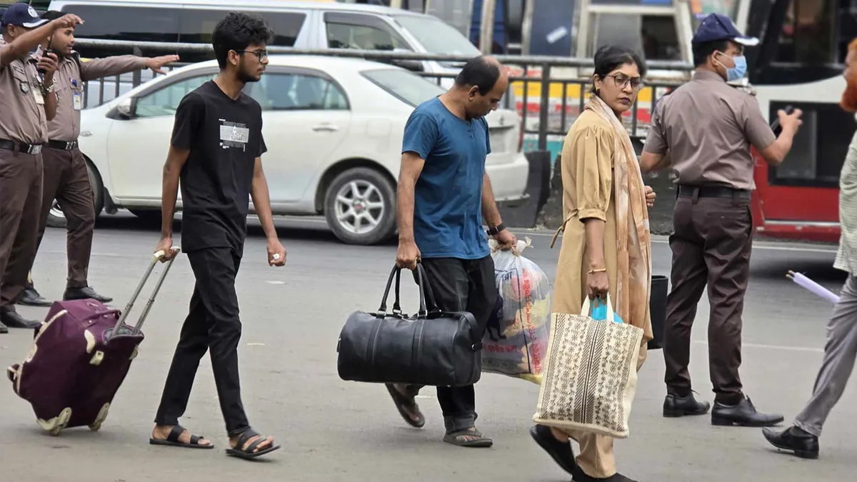 স্বস্তির আশায় গাবতলী-কল্যাণপুরে ঘরমুখো মানুষের জটলা, বাড়তি ভাড়ার অভিযোগ স্বস্তির আশায় গাবতলী-কল্যাণপুরে ঘরমুখো মানুষের জটলা, বাড়তি ভাড়ার অভিযোগ