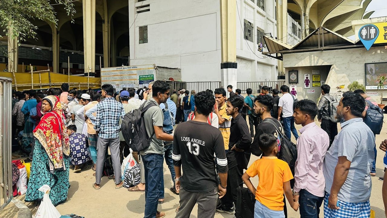 শেষ মুহূর্তে কমলাপুরে যাত্রীদের উপচে পড়া ভিড়