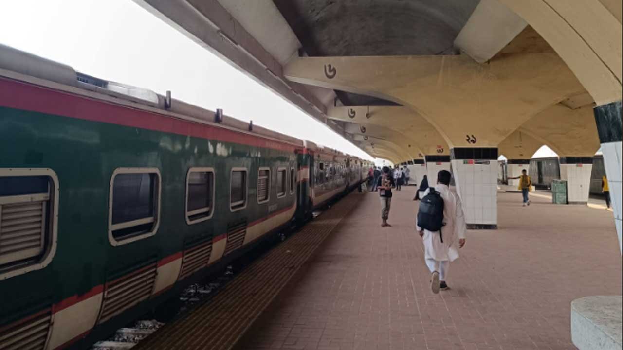 ফাঁকা ঢাকা রেলওয়ে স্টেশন, অর্ধেক যাত্রী নিয়ে ছেড়েছে ট্রেন