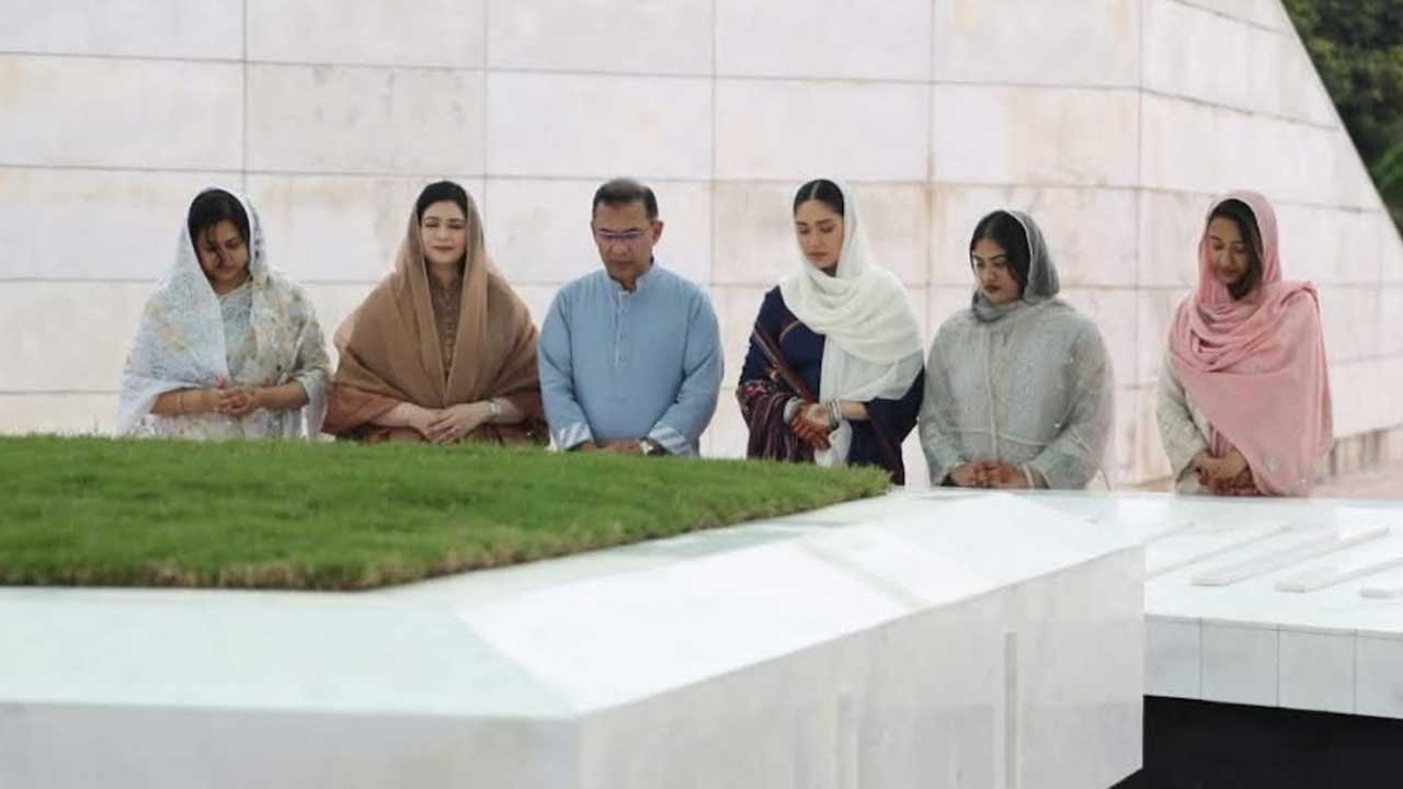 বাবা-মায়ের কবর জিয়ারত করলেন প্রধানমন্ত্রী তারেক রহমান বাবা-মায়ের কবর জিয়ারত করলেন প্রধানমন্ত্রী তারেক রহমান