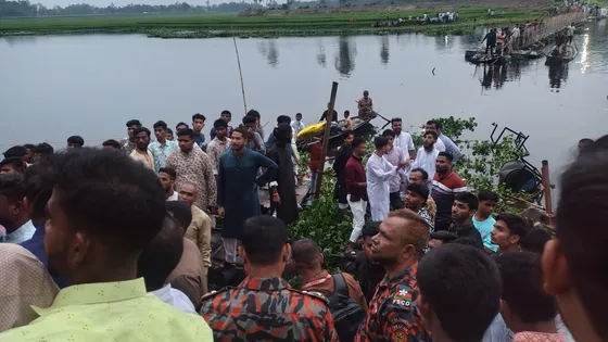 ব্রিজ ভেঙে নদীতে পড়ল শতাধিক মানুষ, দুই সহোদরসহ ৪ শিশু নিহত ব্রিজ ভেঙে নদীতে পড়ল শতাধিক মানুষ, দুই সহোদরসহ ৪ শিশু নিহত