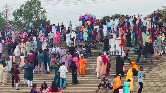 ঈদের দিনে সিরাজগঞ্জের যমুনা পাড়ে মানুষের উপচে পড়া ভিড় ঈদের দিনে সিরাজগঞ্জের যমুনা পাড়ে মানুষের উপচে পড়া ভিড়