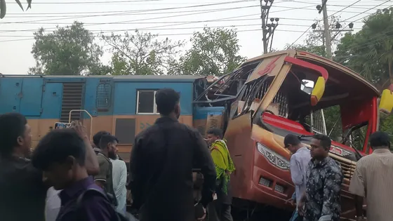 সড়ক দুর্ঘটনায় একদিনে ২৪ জনের মৃত্যু সড়ক দুর্ঘটনায় একদিনে ২৪ জনের মৃত্যু