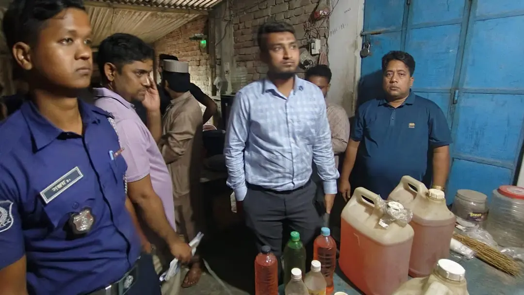 লিটার ২৭০ টাকায় তেল বিক্রি, ক্রেতা সেজে ধরল প্রশাসন