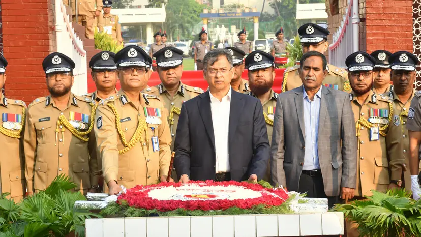 শহীদ পুলিশ সদস্যদের প্রতি স্বরাষ্ট্রমন্ত্রী-আইজিপির শ্রদ্ধা শহীদ পুলিশ সদস্যদের প্রতি স্বরাষ্ট্রমন্ত্রী-আইজিপির শ্রদ্ধা