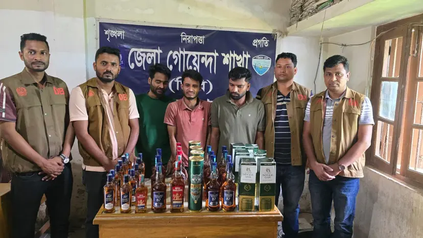 বাসায় বিদেশি মদ মজুত রেখে সরবরাহ করতেন তারা বাসায় বিদেশি মদ মজুত রেখে সরবরাহ করতেন তারা