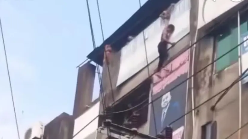 চট্টগ্রামে বহুতল ভবনের ছাদ থেকে ঝাঁপ, গুরুতর আহত যুবক চট্টগ্রামে বহুতল ভবনের ছাদ থেকে ঝাঁপ, গুরুতর আহত যুবক