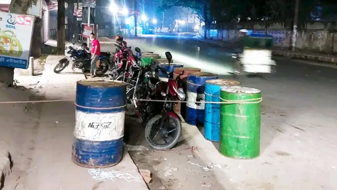 লাইনে মোটরসাইকেল দাঁড় করিয়ে গেস্ট হাউজে রাত কাটালেন চালকরা