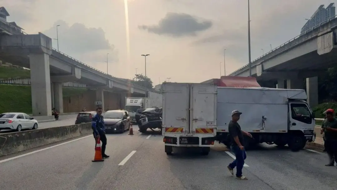 মালয়েশিয়ায় লরি ও পিকআপের ত্রিমুখী সংঘর্ষে প্রাণ গেল বাংলাদেশির মালয়েশিয়ায় লরি ও পিকআপের ত্রিমুখী সংঘর্ষে প্রাণ গেল বাংলাদেশির