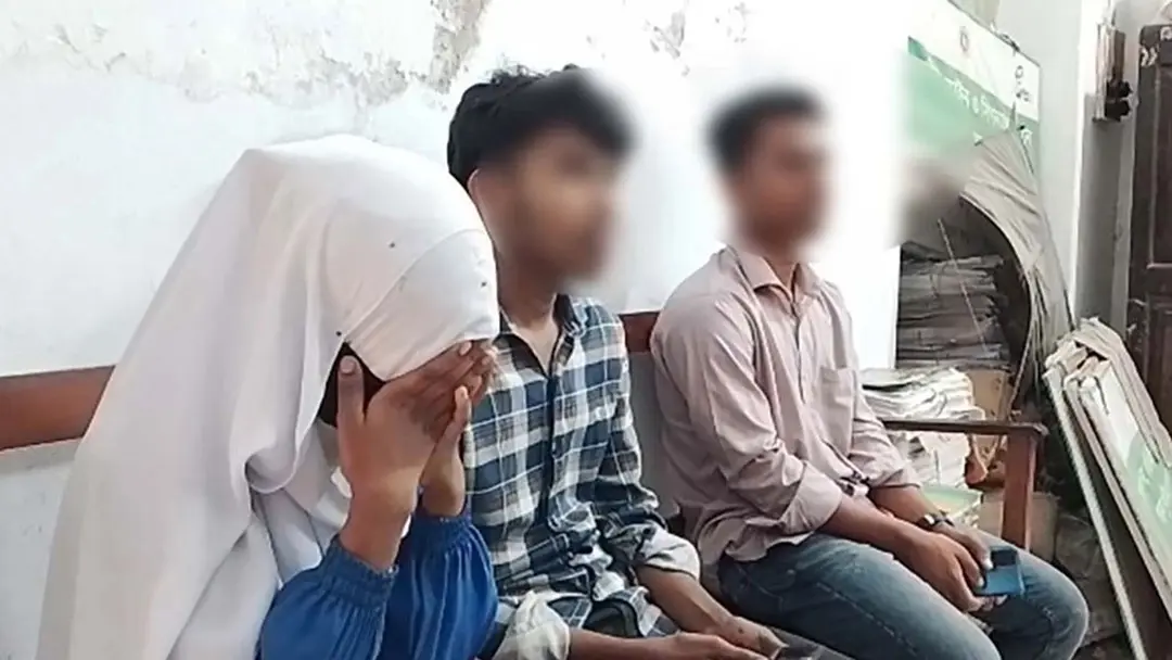 আইনজীবীর চেম্বারে হঠাৎ হাজির ভ্রাম্যমাণ আদালত, বর-কনেসহ আটক ৩ আইনজীবীর চেম্বারে হঠাৎ হাজির ভ্রাম্যমাণ আদালত, বর-কনেসহ আটক ৩