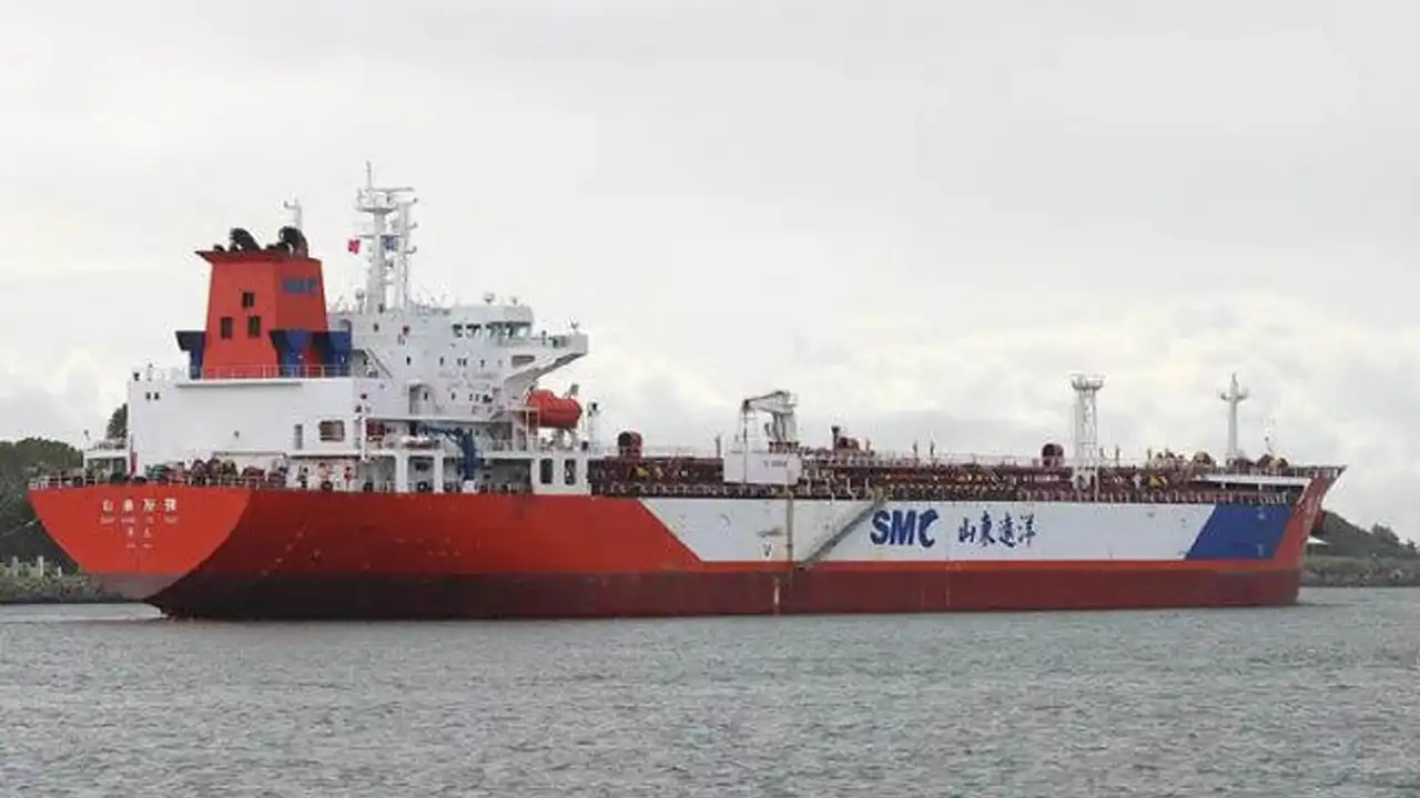 মালয়েশিয়া থেকে আসছে অকটেনভর্তি জাহাজ মালয়েশিয়া থেকে আসছে অকটেনভর্তি জাহাজ