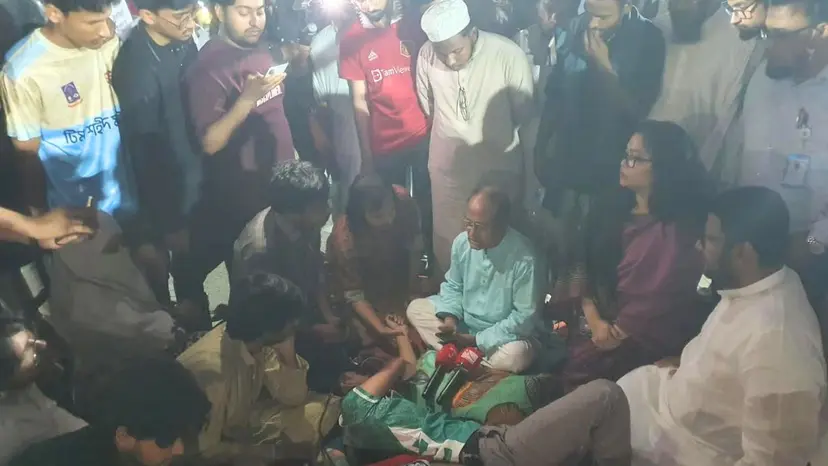 অনশনকারীদের শারীরিক অবস্থার অবনতি, ছুটে গেলেন ঢাবি উপাচার্য