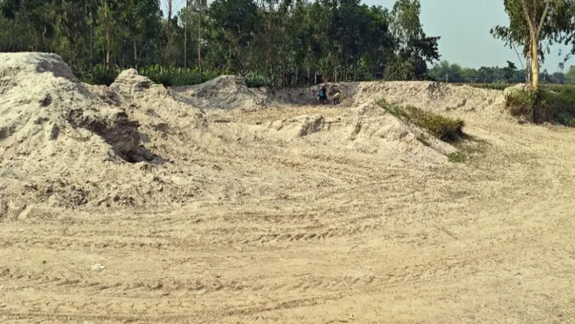 চেয়ারম্যানের জিম্মায় রাখা বালু লুট, নিলাম স্থগিত চেয়ারম্যানের জিম্মায় রাখা বালু লুট, নিলাম স্থগিত