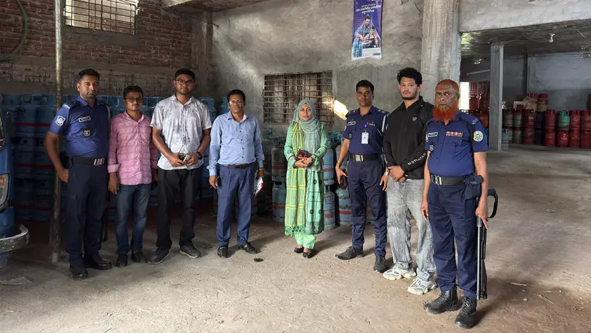 ৫৩০০ লিটার তেল ও ৪০০ গ্যাস সিলিন্ডার মজুদ, তিন প্রতিষ্ঠানকে জরিমানা ৫৩০০ লিটার তেল ও ৪০০ গ্যাস সিলিন্ডার মজুদ, তিন প্রতিষ্ঠানকে জরিমানা