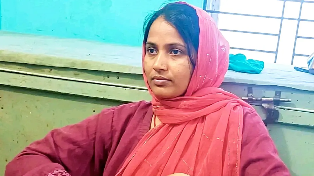 বিয়ের দাবিতে পরকীয়া প্রেমিকের দুয়ারে মা, বাড়িতে কাঁদছে ছোট তিন সন্তান