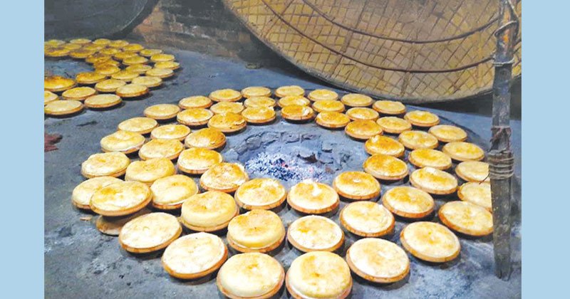 আড়াইশ বছরের ঐতিহ্য ও স্বাদে অনন্য বগুড়ার শেরপুরের দই