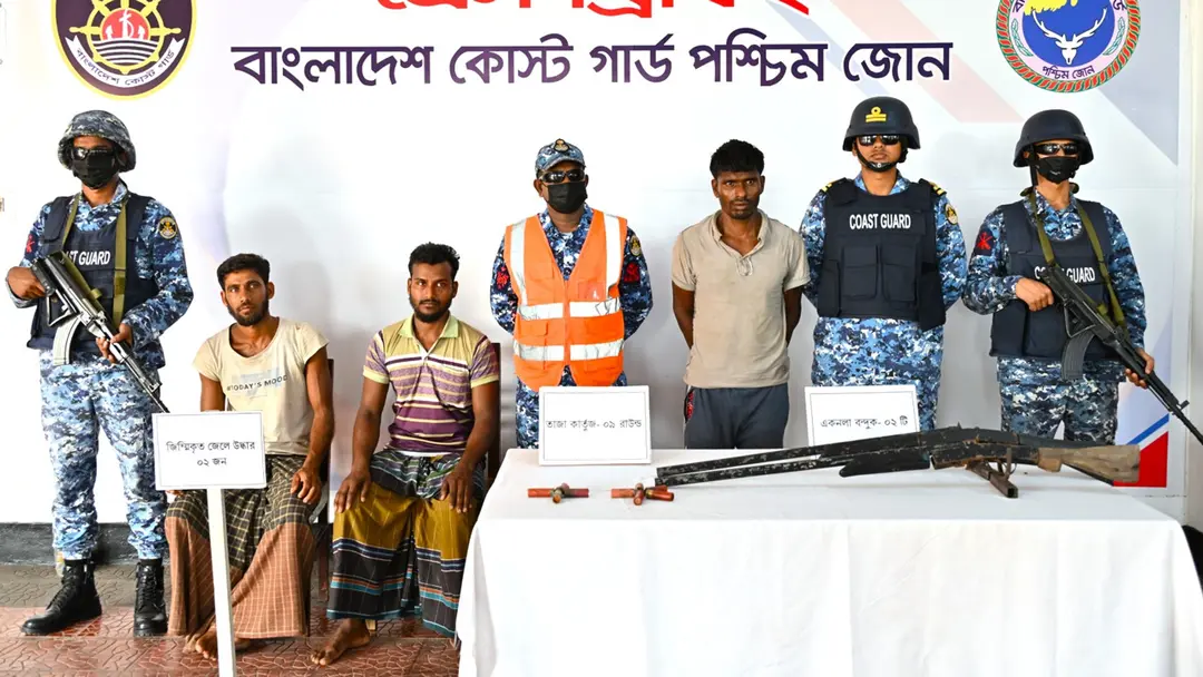 সুন্দরবনে পৃথক অভিযানে ২ জেলে উদ্ধার, ডাকাত আটক