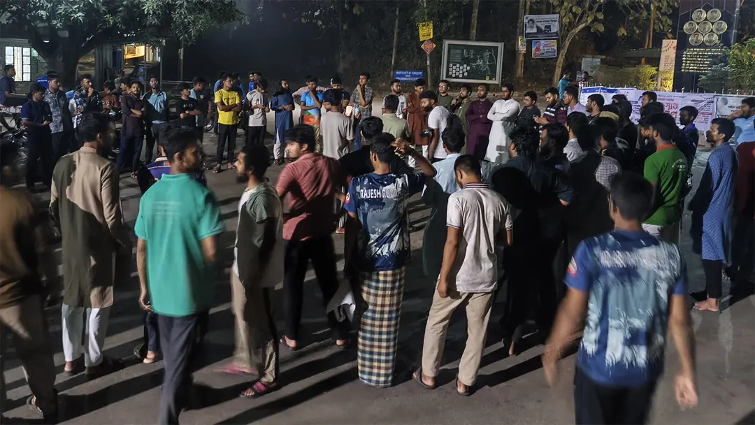 স্থানীয়দের মারধরে চবির চার শিক্ষার্থী আহত, প্রতিবাদে চাকসুর বিক্ষোভ