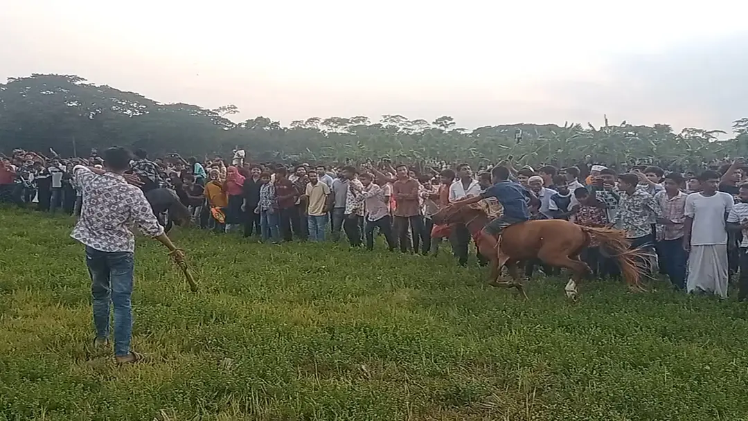 বরিশালে বৈশাখী মেলায় ঐতিহ্যবাহী ঘোড়দৌড়, হাজারো মানুষের ঢল