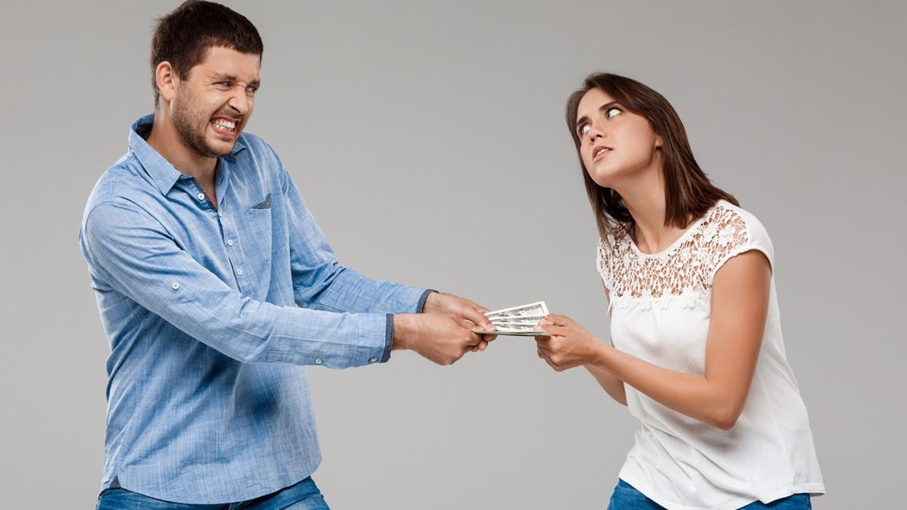 প্রেমিক আপনাকে নয়, আপনার টাকা ভালোবাসে, যেভাবে বুঝবেন