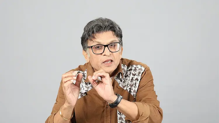 অন্তরঙ্গ দৃশ্য নিয়ে মন্তব্যে বিতর্কে জড়ালেন অন্নু কাপুর