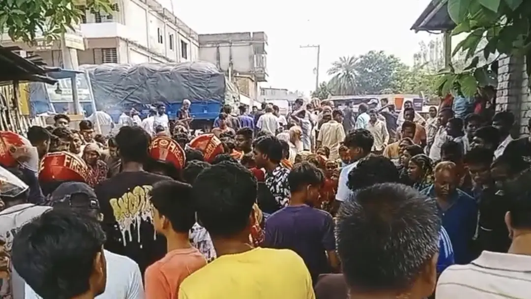 কৌতূহলবশত দুর্ঘটনাস্থলে গিয়ে দেখলেন ছেলের মরদেহ, জ্ঞান হারালেন মা