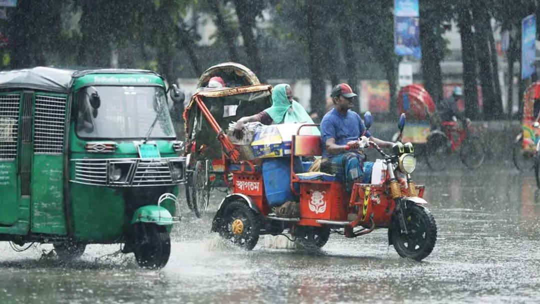 ২৪ ঘণ্টায় ঢাকায় ৩২ মিলিমিটার বৃষ্টিপাত, আজও বজ্রবৃষ্টির আভাস
