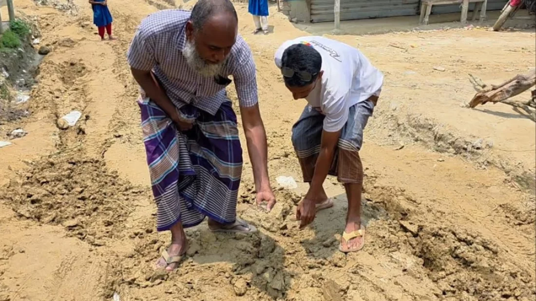 বগুড়ায় সড়ক সংস্কারে অনিয়ম, কাজ বন্ধ করে দিয়েছে এলাকাবাসী