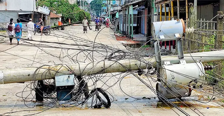 গাইবান্ধায় ঝড়ে লন্ডভন্ড বাড়িঘর, বিদ্যুৎ বিচ্ছিন্ন লক্ষাধিক পরিবার গাইবান্ধায় ঝড়ে লন্ডভন্ড বাড়িঘর, বিদ্যুৎ বিচ্ছিন্ন লক্ষাধিক পরিবার