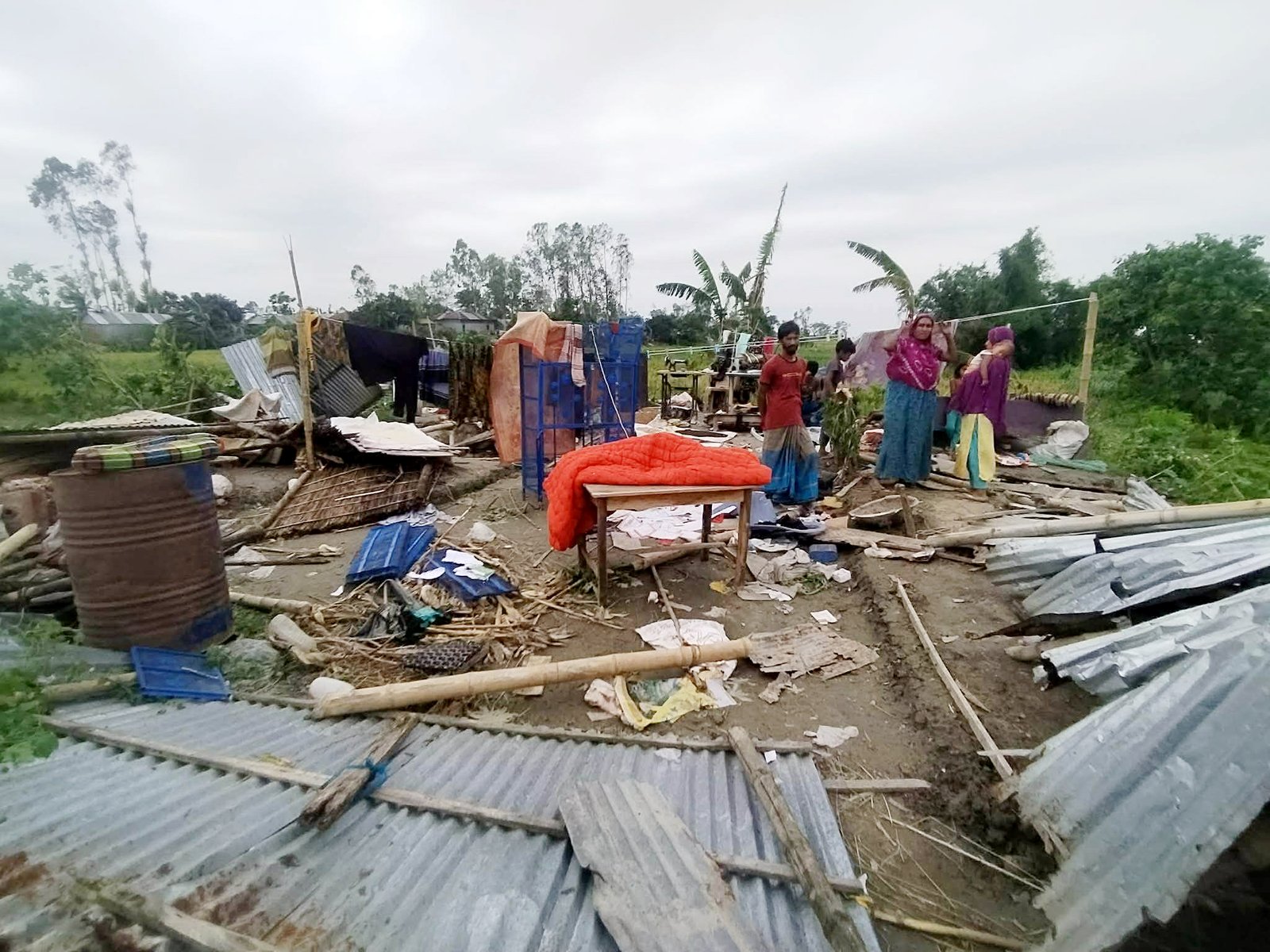 কালবৈশাখীর তাণ্ডবে গাইবান্ধায় বিধ্বস্ত বাড়ি-ঘর, বিদ্যুৎহীন লক্ষাধিক পরিবার কালবৈশাখীর তাণ্ডবে গাইবান্ধায় বিধ্বস্ত বাড়ি-ঘর, বিদ্যুৎহীন লক্ষাধিক পরিবার