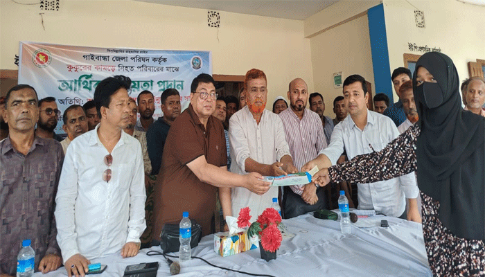 গাইবান্ধায় কুকুরের কামড়ে নিহত পরিবারের মাঝে আর্থিক সহায়তা প্রদান গাইবান্ধায় কুকুরের কামড়ে নিহত পরিবারের মাঝে আর্থিক সহায়তা প্রদান