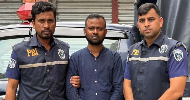 বগুড়ায় ২০ লাখ টাকা আত্মসাৎ, হজ এজেন্সির পরিচালক গ্রেপ্তার ঢাকায় বগুড়ায় ২০ লাখ টাকা আত্মসাৎ, হজ এজেন্সির পরিচালক গ্রেপ্তার ঢাকায়