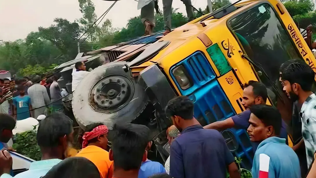 ট্রাক-ভটভটি দুর্ঘটনায় প্রাণ গেল দুইজনের ট্রাক-ভটভটি দুর্ঘটনায় প্রাণ গেল দুইজনের