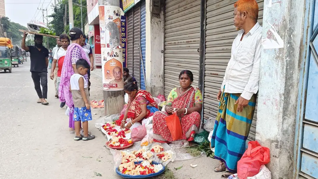 ভক্তির ফুলে তাদের বেঁচে থাকার লড়াই