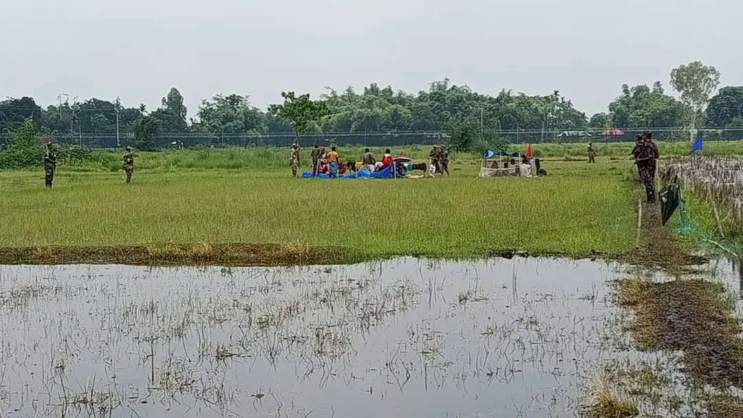 ফের সেই ১০ জনকে পুশইনের চেষ্টা বিএসএফের ফের সেই ১০ জনকে পুশইনের চেষ্টা বিএসএফের
