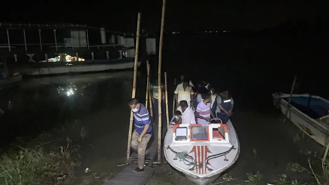পদ্মা নদীতে স্পিডবোট আটকে ডাকাতি পদ্মা নদীতে স্পিডবোট আটকে ডাকাতি
