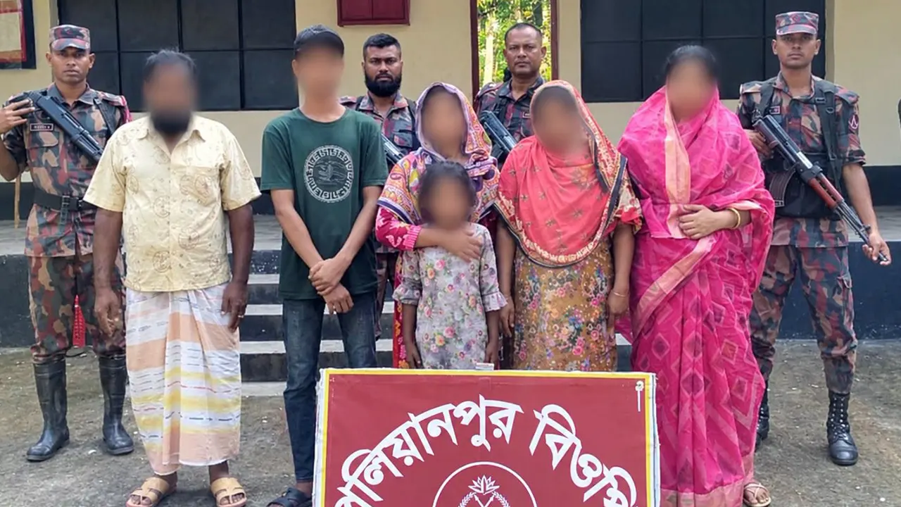 সীমান্ত দিয়ে অবৈধভাবে ভারত যাওয়ার চেষ্টা, আটক ৬ সীমান্ত দিয়ে অবৈধভাবে ভারত যাওয়ার চেষ্টা, আটক ৬