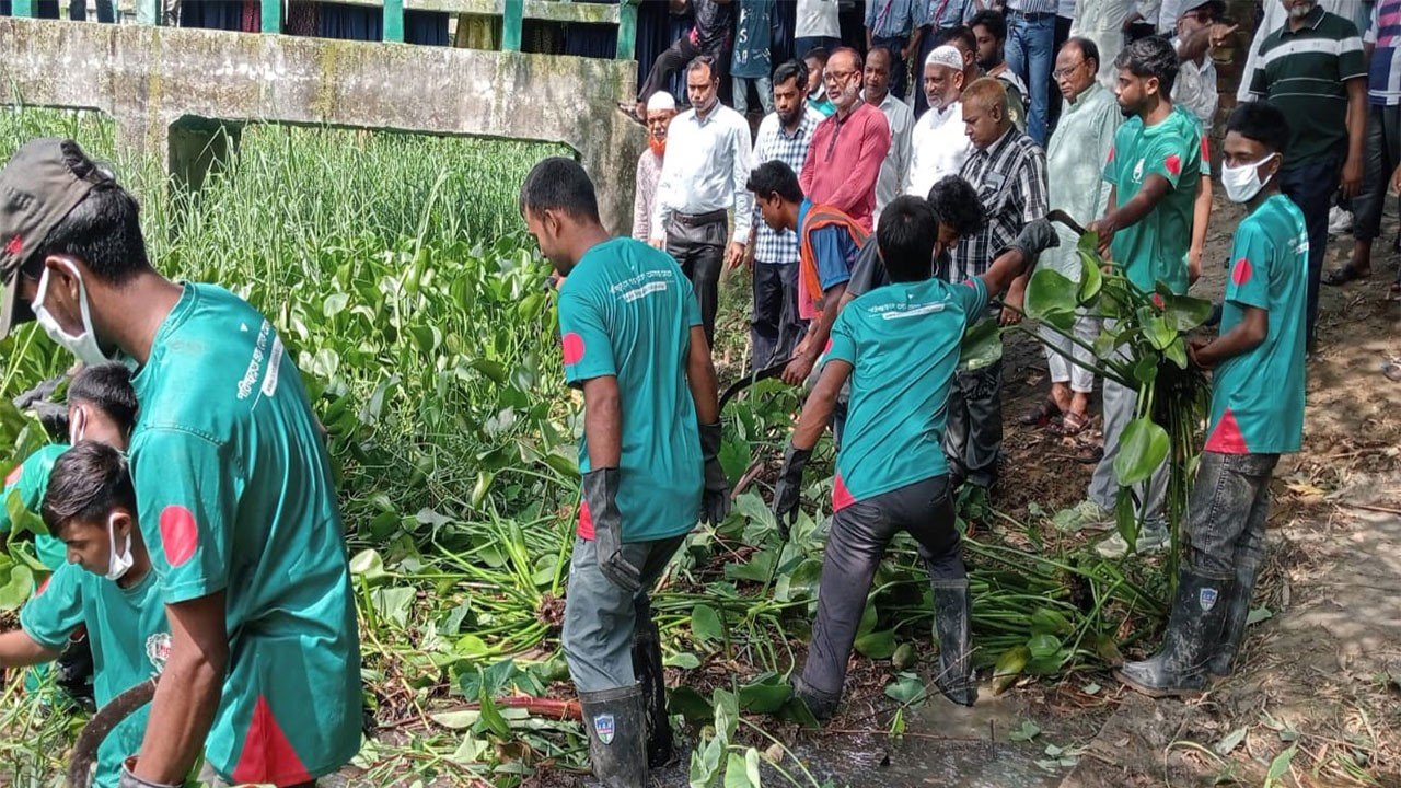 জয়পুরহাটের কালাইয়ে ডেঙ্গু প্রতিরোধে মহাসড়কের দুইপাশে কচুরিপনা অপসারণ