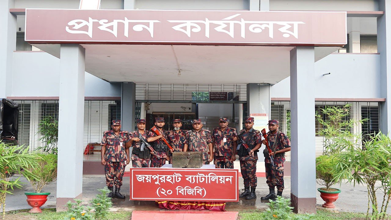 জয়পুরহাটে ১ কোটি ৬০ লাখ টাকা মূল্যের প্রত্নতাত্ত্বিক বেলেপাথর উদ্ধার