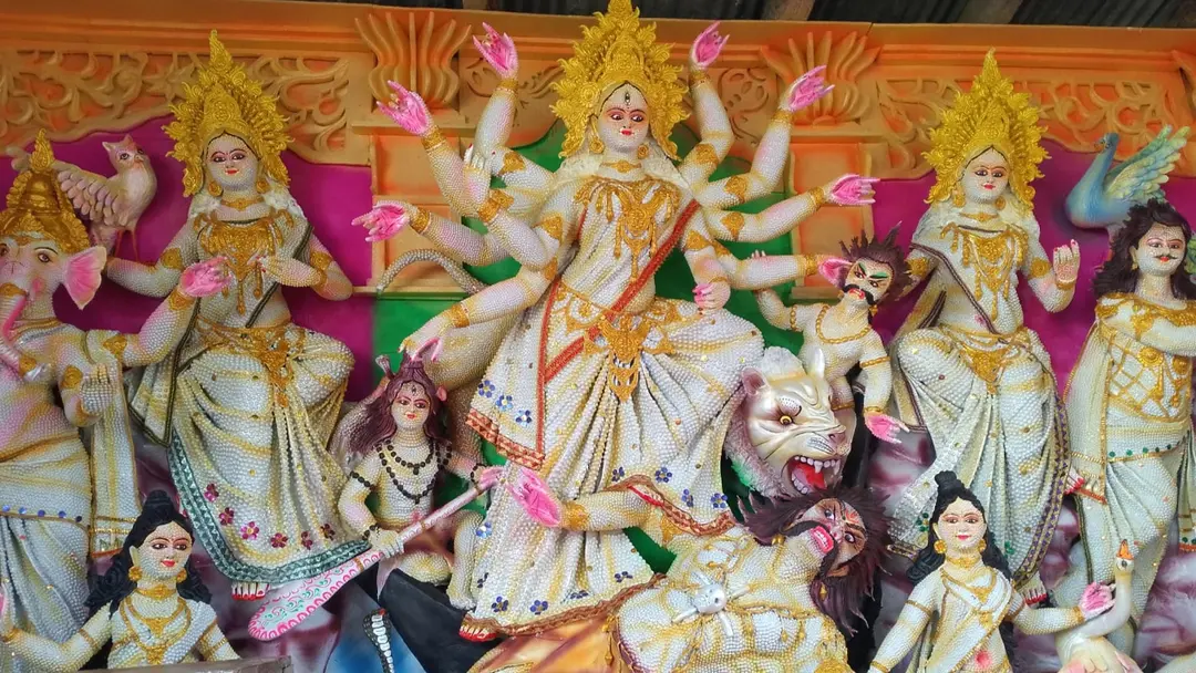 ৩৫ হাজার মুক্তার কারুকাজে দুর্গাপ্রতিমা, সাতক্ষীরায় বাড়ছে দর্শনার্থী ৩৫ হাজার মুক্তার কারুকাজে দুর্গাপ্রতিমা, সাতক্ষীরায় বাড়ছে দর্শনার্থী